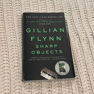 Sharp Objects by Gillian Flynn